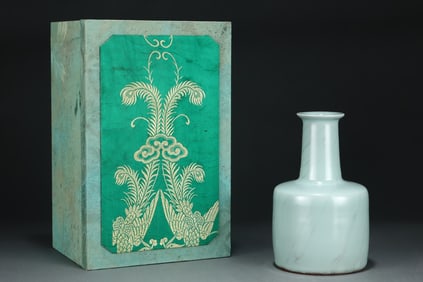 An Exquisite Guan yao Celadon Glazed Vase