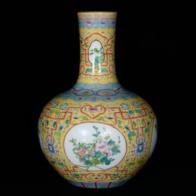 A Rare Yellow Ground Enamel Painted Gold Flower Pattern Vase