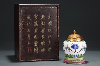 An Exquisite Doucai Flower Pattern Jar,With Gilt Cover
