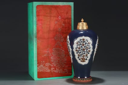 A Huge Ji Blue Glazed Flower Pattern Vase,With Gilt Cover