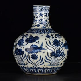 An Exquisite Blue and White Fish and Algae Pattern Vase