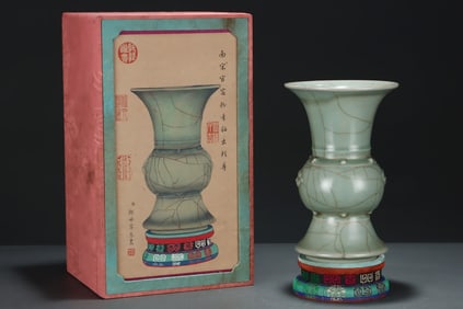 An Exquisite Guan yao Celadon Glazed Vase
