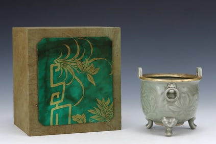 An Exquisite Longquan yao Cover with Gold Flower Pattern Double-Ears and Tripod Censer