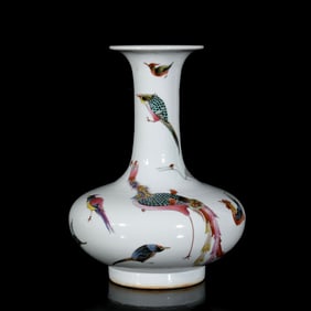 An Exquisite Wucai Birds Pattern Vase