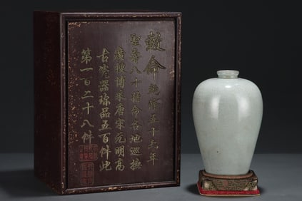 An Exquisite Guan yao Vase