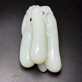 An Exquisite White Jade Melon Hand Piece