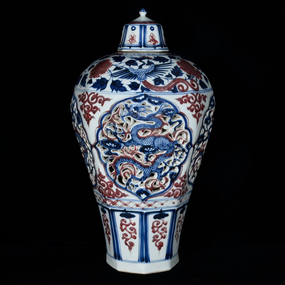 A Huge Blue and White Underglaze-Red Auspicious Cloud and Dragon Pattern Bottle: A Huge Blue and White Underglaze-Red Auspicious Cloud and Dragon Pattern Bottle,Yuan Dynasty, China,Size:18.9inx11.4in 青花釉里红祥云龙纹盖&