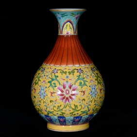 An Exquisite Yellow Ground Enamel Painted Gold Lotus Pattern Vase