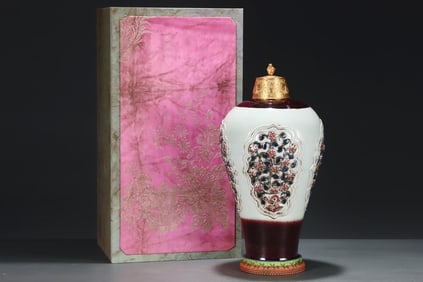 A Huge Ji Red Glazed Underglaze-Red Flower Pattern Vase,With Gilt Cover