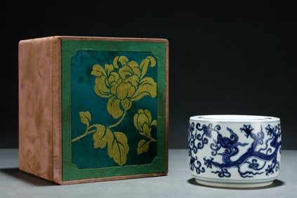 An Exquisite Blue and White Dragon Pattern Cover Jar