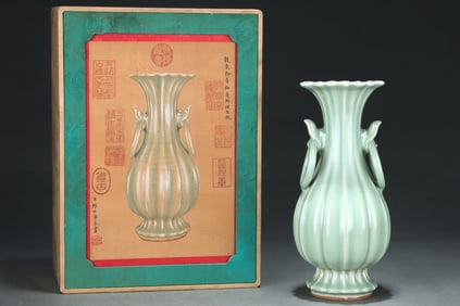 An Exquisite Longquan yao Celadon Glazed Double-Ears Vase