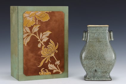An Exquisite Guan yao Cover with Gold Double-Ears Vase