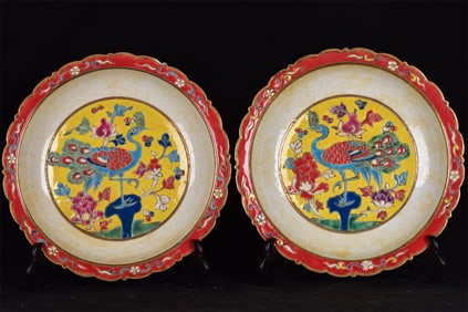 A Pair of Exquisite Famille-Rose Painted Gold Flower and Bird Pattern Plates