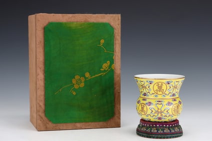 An Exquisite Yellow Glazed Famille-Rose Painted Gold Auspicious Cloud Pattern Jar