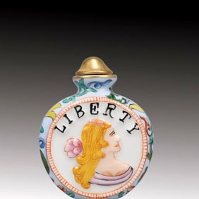 An Exquisite Famille-Rose Timepiece and Figure Pattern Snuff Bottle
