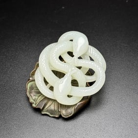 An Exquisite White Jade Snake Hand Piece