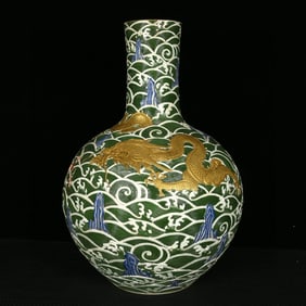 A Huge Green Ground Gilt Seawater and Dragon Pattern Vase