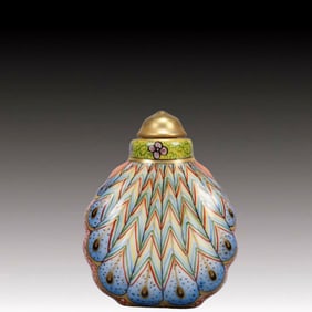 An Exquisite Famille-Rose Peacock Pattern Snuff Bottle