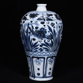 A Rare Blue and White Fish and Algae Pattern Vase