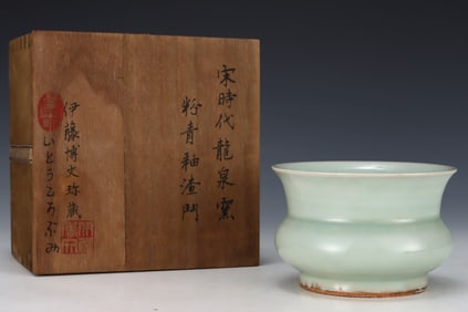 An Exquisite Longquan yao Celadon Glazed Jar