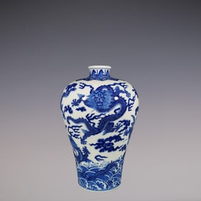 An Exquisite Blue and White Seawater Pattern Dragon Pattern Vase