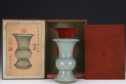 An Exquisite Guan yao Celadon Glazed Vase