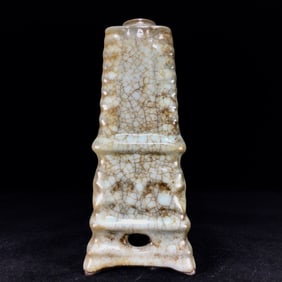 An Exquisite Guan yao Vase