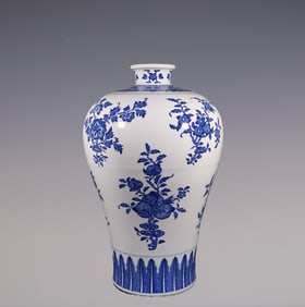 An Exquisite Blue and White Flower and Fruit Pattern Vase