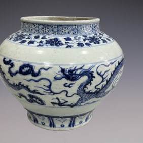 An Exquisite Blue and White Lotus Pattern Dragon Pattern Jar