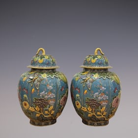 An Exquisite Cloisonne Flower and Butterfly Pattern Jar