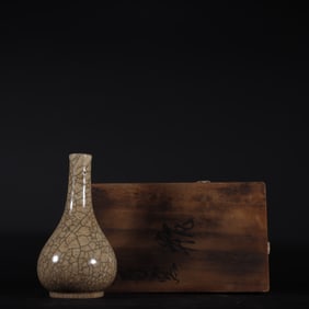 An Exquisite  Ge yao Yellow Glazed Vase