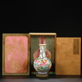 An Exquisite Enamel Flower Pattern with poem Vase