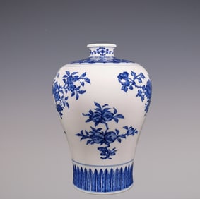 An Exquisite Blue and White Lotus Pattern Flower and Fruit Pattern Vase