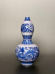 A Pair of Exquisite Blue and White Lotus Pattern Dragon Pattern Gourd-Shaped Vase