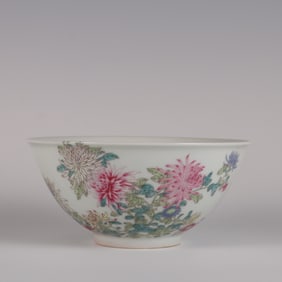 An Exquisite Famille-Rose Flower and Butterfly Pattern Bowl