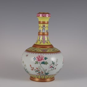 An Exquisite Enamel Painted Gold Flower and Butterfly Pattern Lotus Pattern Vase