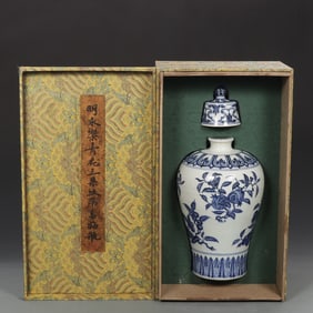 An Exquisite Blue and White Flower and Fruit Pattern Vase