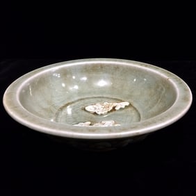 An Exquisite Guan yao Fish Pattern Plate