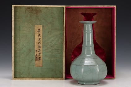 An Exquisite Guan yao Vase