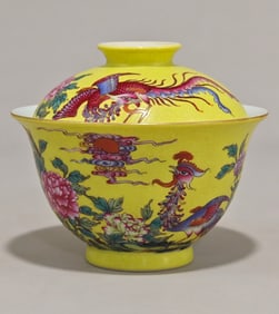 An Exquisite Famille-Rose Yellow Glazed Flower and Bird Pattern with poem Bowl