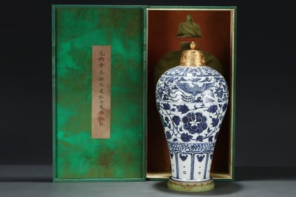 An Exquisite Blue and White Painted Gold Lotus Pattern Phoenix Pattern Vase