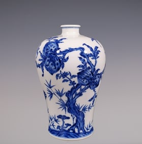 An Exquisite Blue and White Bats and Peach Pattern Vase