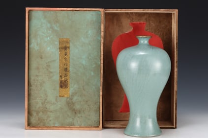 An Exquisite Ru yao Painted Gold Vase