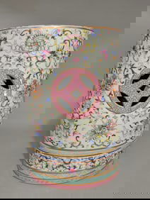 An Exquisite Famille-Rose Lotus Pattern Eight Treasures Pattern Palace Lantern