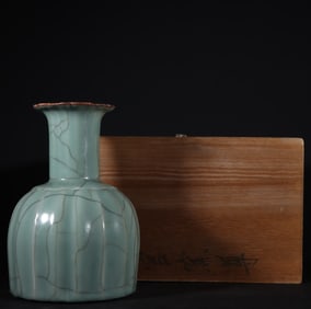 An Exquisite  Guan yao Celadon Glazed Vase
