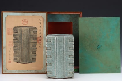 An Exquisite Guan yao Celadon Glazed Vase