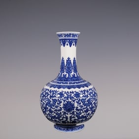 An Exquisite Blue and White Lotus Pattern Phoenix Pattern Vase