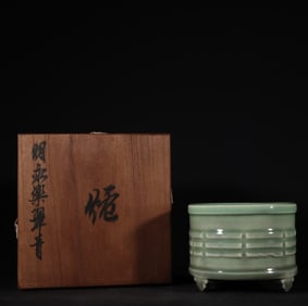 An Exquisite  Celadon Glazed Tripod Censer