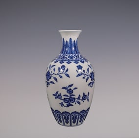 An Exquisite Blue and White Lotus Pattern Flower and Fruit Pattern Vase