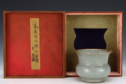 An Exquisite Guan yao Painted Gold Vat